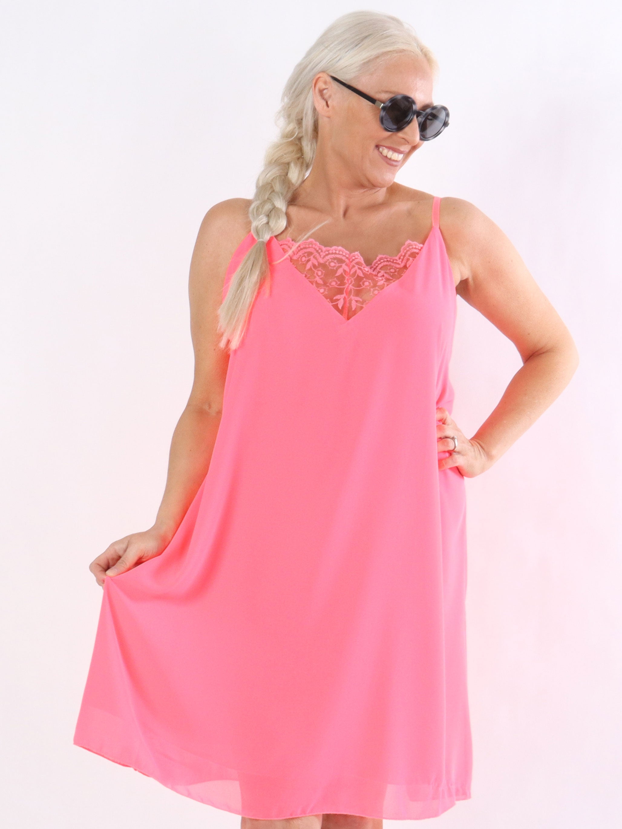 Perla - Kjole med blonde og justerbar stropper